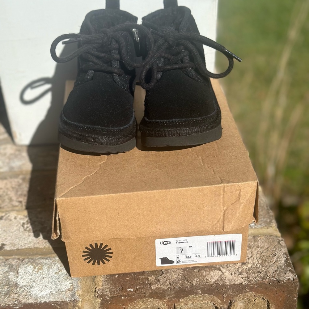 Uggs toddler boots 
Size 7C
Smoke/Pet free home